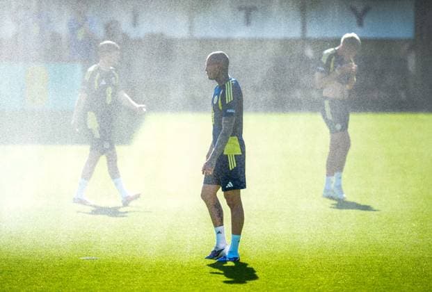 Lyndon Dykes of Scotland cools down under a sprinkler during a training session on a hot afternoon at Lesser Hampden. Scotland Team Training, Football, Hampden Park, Glasgow, Scotland, UK - 26 May 2026Glasgow Hampden Park United Kingdom EDITORIAL USE ONLY No use with unauthorised audio, video, data, fixture lists, club league logos or live services. Online in-match use limited to 120 images, no video emulation. No use in betting, games or single club league player publications. Copyright: xStuartxWallace Shutterstockx 16898315f