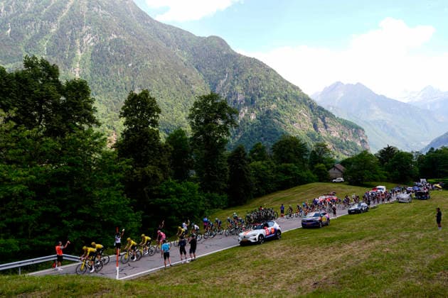 the pack riders during Stage 16 of the Giro d™Italia, from Bellinzona to CarÃ¬, Switzerland, Tuesday, May 26, 2026.  Copyright: xFabioxFerrari LaPressex