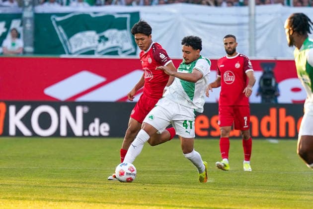 Deutschland: Fussball 2. Bundesliga Relegation 2025 - 2026 - SpVgg Greuther-Fürth vs Rot-Weiss Essen - Sportpark Ronhof I Thomas Sommer (Fürth): Sayf Ltaief (SpVgg Greuther Fürth, 47) Kaito Mizuta (Rot-Weiss Essen, 24) im Zweikampf Copyright: xJOERANxSTEINSIEKx