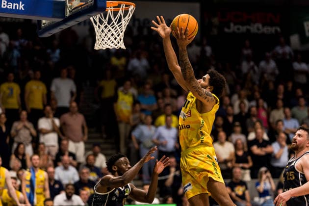 Barmer 2. Basketball Bundesliga ProA Playoffs Halbfinale Spiel 3, Phoenix Hagen - Eisbären Bremerhaven; 26.05.2026 Marvin Omuvwie (Phoenix Hagen, 11) im Wurf, Elijah Jahi Miller (Eisbären Bremerhaven, 0) BARMER 2. Basketball Bundesliga ProA Playoffs Halbfinale Spiel 3, Phoenix Hagen - Eisbären Bremerhaven; Hagen, Ischelandhalle am 26.05.2026 Copyright: xBEAUTIFULxSPORTS Wunderlx