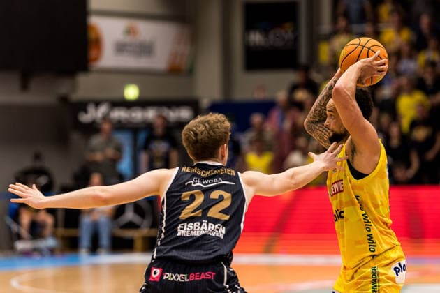 Barmer 2. Basketball Bundesliga ProA Playoffs Halbfinale Spiel 3, Phoenix Hagen - Eisbären Bremerhaven; 26.05.2026 Marcus Graves (Phoenix Hagen, 0) am Ball, Peter Hemschemeier (Eisbären Bremerhaven, 22) BARMER 2. Basketball Bundesliga ProA Playoffs Halbfinale Spiel 3, Phoenix Hagen - Eisbären Bremerhaven; Hagen, Ischelandhalle am 26.05.2026 Copyright: xBEAUTIFULxSPORTS Wunderlx
