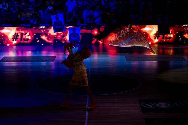 Barmer 2. Basketball Bundesliga ProA Playoffs Halbfinale Spiel 3, Phoenix Hagen - Eisbären Bremerhaven; 26.05.2026 Phoenix Hagen Maskottchen Felix Feuervogel vor dem Spiel mit LED Fahne BARMER 2. Basketball Bundesliga ProA Playoffs Halbfinale Spiel 3, Phoenix Hagen - Eisbären Bremerhaven; Hagen, Ischelandhalle am 26.05.2026 Copyright: xBEAUTIFULxSPORTS Wunderlx