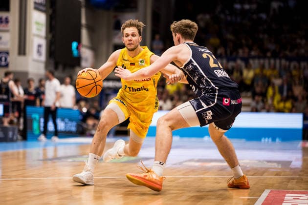 Barmer 2. Basketball Bundesliga ProA Playoffs Halbfinale Spiel 3, Phoenix Hagen - Eisbären Bremerhaven; 26.05.2026 Bjarne Kraushaar (Phoenix Hagen, 4) am Ball, Peter Hemschemeier (Eisbären Bremerhaven, 22) BARMER 2. Basketball Bundesliga ProA Playoffs Halbfinale Spiel 3, Phoenix Hagen - Eisbären Bremerhaven; Hagen, Ischelandhalle am 26.05.2026 Copyright: xBEAUTIFULxSPORTS Wunderlx