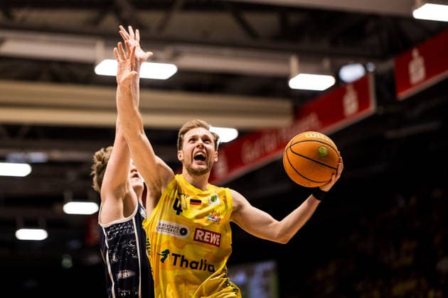 Barmer 2. Basketball Bundesliga ProA Playoffs Halbfinale Spiel 3, Phoenix Hagen - Eisbären Bremerhaven; 26.05.2026 Bjarne Kraushaar (Phoenix Hagen, 4) im Wurf, Peter Hemschemeier (Eisbären Bremerhaven, 22) BARMER 2. Basketball Bundesliga ProA Playoffs Halbfinale Spiel 3, Phoenix Hagen - Eisbären Bremerhaven; Hagen, Ischelandhalle am 26.05.2026 Copyright: xBEAUTIFULxSPORTS Wunderlx