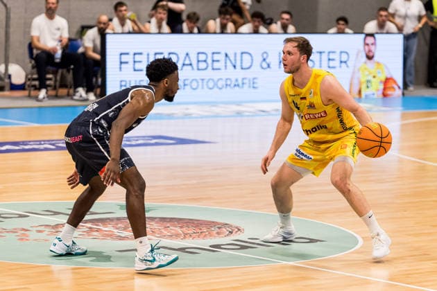 Barmer 2. Basketball Bundesliga ProA Playoffs Halbfinale Spiel 3, Phoenix Hagen - Eisbären Bremerhaven; 26.05.2026 Bjarne Kraushaar (Phoenix Hagen, 4) am Ball, Elijah Jahi Miller (Eisbären Bremerhaven, 0) BARMER 2. Basketball Bundesliga ProA Playoffs Halbfinale Spiel 3, Phoenix Hagen - Eisbären Bremerhaven; Hagen, Ischelandhalle am 26.05.2026 Copyright: xBEAUTIFULxSPORTS Wunderlx