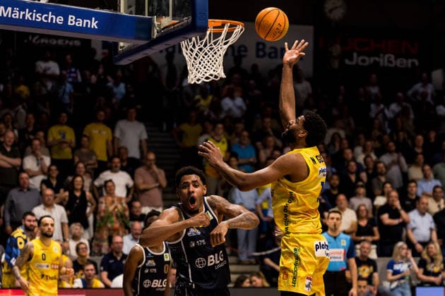 Barmer 2. Basketball Bundesliga ProA Playoffs Halbfinale Spiel 3, Phoenix Hagen - Eisbären Bremerhaven; 26.05.2026 Lucas N Guessan (Phoenix Hagen, 19) im Wurf, Jordan Samare (Eisbären Bremerhaven, 4) reklamiert BARMER 2. Basketball Bundesliga ProA Playoffs Halbfinale Spiel 3, Phoenix Hagen - Eisbären Bremerhaven; Hagen, Ischelandhalle am 26.05.2026 Copyright: xBEAUTIFULxSPORTS Wunderlx
