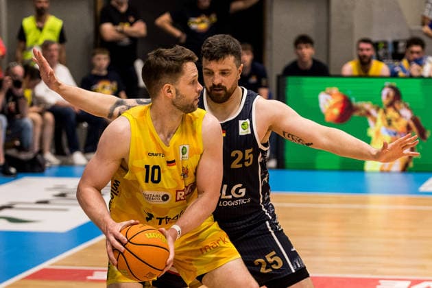 Barmer 2. Basketball Bundesliga ProA Playoffs Halbfinale Spiel 3, Phoenix Hagen - Eisbären Bremerhaven; 26.05.2026 Fabian Bleck (Phoenix Hagen, 10) am Ball, Dominique Kevin Johnson (Eisbären Bremerhaven, 25) BARMER 2. Basketball Bundesliga ProA Playoffs Halbfinale Spiel 3, Phoenix Hagen - Eisbären Bremerhaven; Hagen, Ischelandhalle am 26.05.2026 Copyright: xBEAUTIFULxSPORTS Wunderlx
