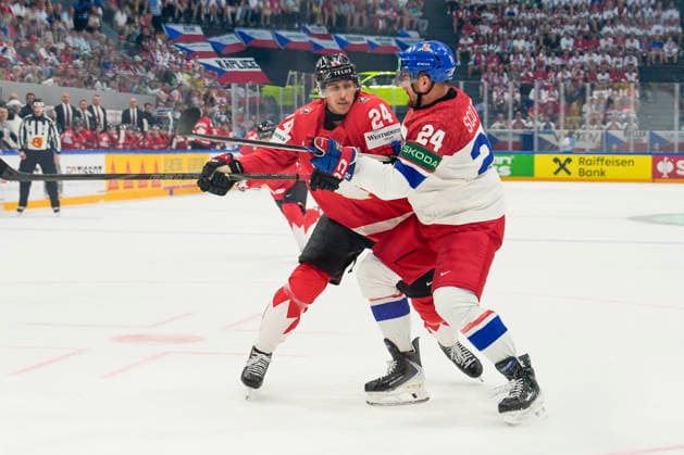 FRIBOURG, SWITZERLAND - MAY 26: Dylan Cozens of Canada L) against Jan Scotka of Czechia R) during the 2026 IIHF Ice hockey, Eishockey World Championship, WM, Weltmeisterschaft Switzerland game between Czechia and Canada at BCF Arena on May 26, 2026 in Fribourg, Fribourg. Fribourg BCF Arena Fribourg Switzerland Copyright: xJustPictures.ch JarixPestelaccix jp-en-EuSpIm-JP6_JAR_Czechia_Canada_26May2026_00021