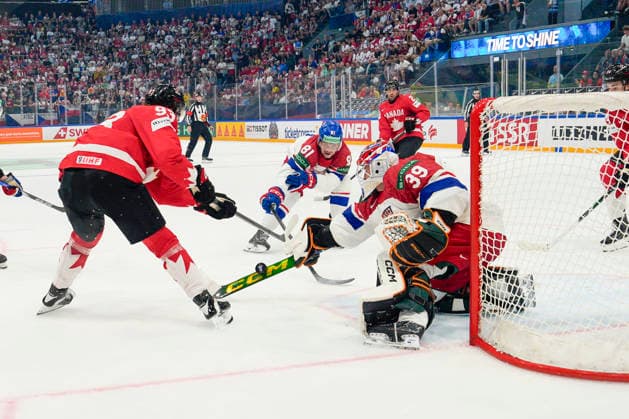 FRIBOURG, SWITZERLAND - MAY 26: goalkeeper Dominik Pavlat of Czechia R) against Fraser Minten of Canada L) during the 2026 IIHF Ice hockey, Eishockey World Championship, WM, Weltmeisterschaft Switzerland game between Czechia and Canada at BCF Arena on May 26, 2026 in Fribourg, Fribourg. Fribourg BCF Arena Fribourg Switzerland Copyright: xJustPictures.ch JarixPestelaccix jp-en-EuSpIm-JP6_JAR_Czechia_Canada_26May2026_00027
