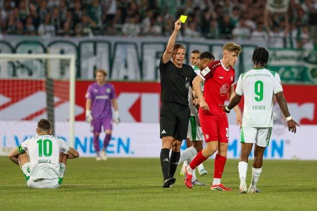 Referee Schiedsrichter Robert Schroeder zeigt Gianluca Swajkowski 39 (Rot-Weiss Essen) die gelbe Karte nach Foul an Branimir Hrgota 10 (Spvgg Greuther Fuerth), SpVgg Greuther Fuerth vs. Rot-Weiss Essen, Fussball, Maenner, Relegation, 2. Bundesliga, DFL, Saison 2025 2026, Rueckspiel, 26.05.2026 DFB regulations prohibit any use of photographs as image sequences and or quasi-video Fuerth Bayern Deutschland