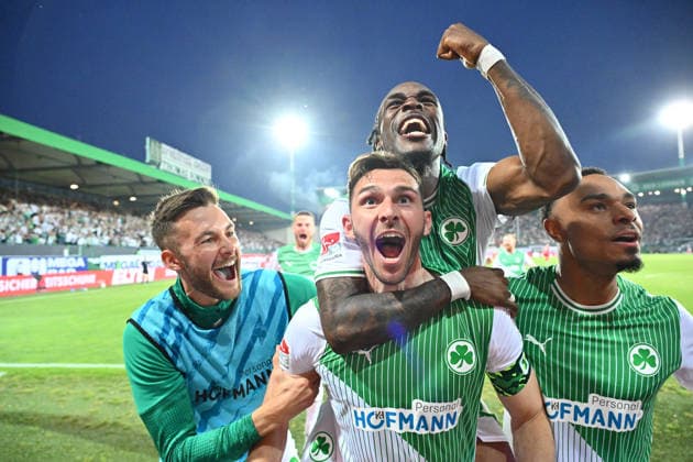 26.05.2026 - Fussball - Saison 2025 2026 - Relegation 2. Fussball Bundesliga - Hinspiel: SpVgg Greuther Fürth ( Kleeblatt ) - Rot Weiss Essen RWE - Sportfoto Zink - xwoxzix - DFL regulations prohibit any use of photographs as image sequences and or quasi-video - only for editorial use - Torjubel Jubel Freude nach Treffer Tor Torschuß zum 2:0 durch Branimir Hrgota (10, SpVgg Greuther Fürth ) -. Felix Higl (18, SpVgg Greuther Fürth ) Branimir Hrgota (10, SpVgg Greuther Fürth ) Noel Futkeu (9, SpVgg Greuther Fürth ) Sacha Banse Bansé (6, SpVgg Greuther Fürth )