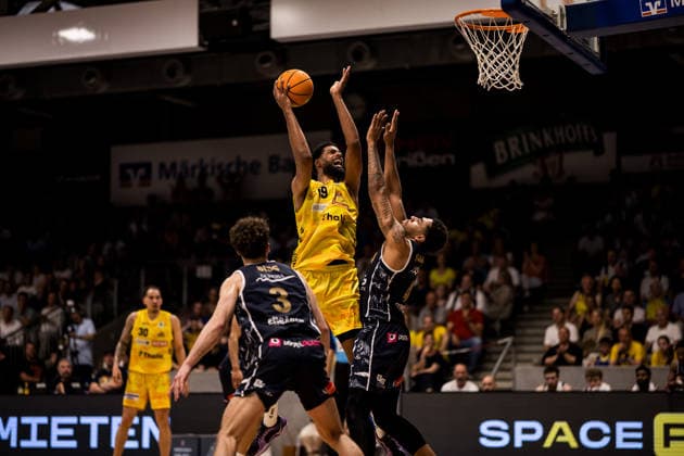 Barmer 2. Basketball Bundesliga ProA Playoffs Halbfinale Spiel 3, Phoenix Hagen - Eisbären Bremerhaven; 26.05.2026 Lucas N Guessan (Phoenix Hagen, 19) im Wurf, Jordan Samare (Eisbären Bremerhaven, 4) BARMER 2. Basketball Bundesliga ProA Playoffs Halbfinale Spiel 3, Phoenix Hagen - Eisbären Bremerhaven; Hagen, Ischelandhalle am 26.05.2026 Copyright: xBEAUTIFULxSPORTS Wunderlx