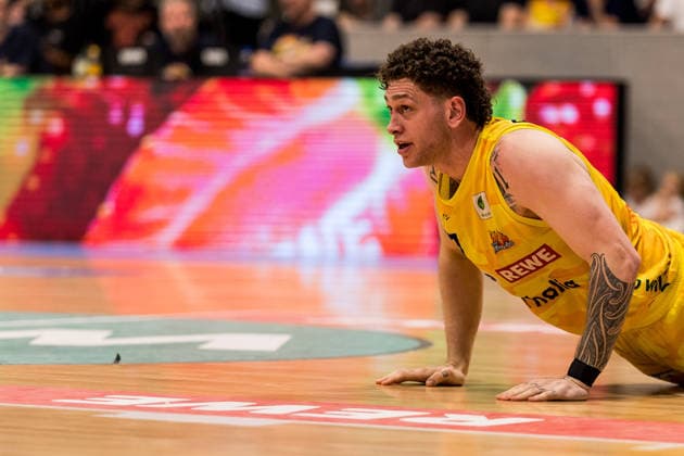 Barmer 2. Basketball Bundesliga ProA Playoffs Halbfinale Spiel 3, Phoenix Hagen - Eisbären Bremerhaven; 26.05.2026 Anzac Rissetto (Phoenix Hagen, 77) auf dem Boden nach Foul BARMER 2. Basketball Bundesliga ProA Playoffs Halbfinale Spiel 3, Phoenix Hagen - Eisbären Bremerhaven; Hagen, Ischelandhalle am 26.05.2026 Copyright: xBEAUTIFULxSPORTS Wunderlx