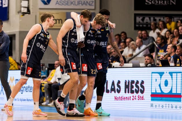 Barmer 2. Basketball Bundesliga ProA Playoffs Halbfinale Spiel 3, Phoenix Hagen - Eisbären Bremerhaven; 26.05.2026 Peter Hemschemeier (Eisbären Bremerhaven, 22) muss verletzt vom Platz gebracht werden BARMER 2. Basketball Bundesliga ProA Playoffs Halbfinale Spiel 3, Phoenix Hagen - Eisbären Bremerhaven; Hagen, Ischelandhalle am 26.05.2026 Copyright: xBEAUTIFULxSPORTS Wunderlx