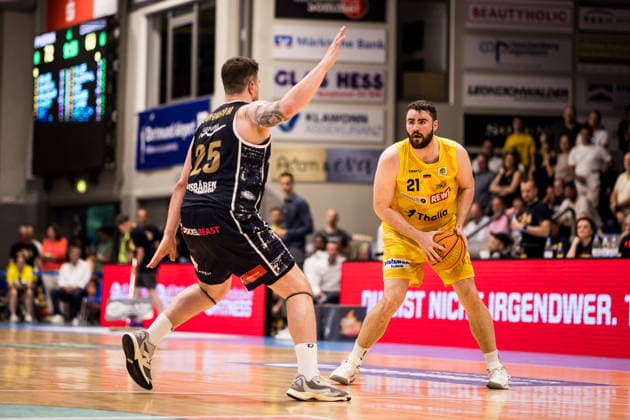 Barmer 2. Basketball Bundesliga ProA Playoffs Halbfinale Spiel 3, Phoenix Hagen - Eisbären Bremerhaven; 26.05.2026 Dominique Kevin Johnson (Eisbären Bremerhaven, 25), Tim Uhlemann (Phoenix Hagen, 21) am Ball BARMER 2. Basketball Bundesliga ProA Playoffs Halbfinale Spiel 3, Phoenix Hagen - Eisbären Bremerhaven; Hagen, Ischelandhalle am 26.05.2026 Copyright: xBEAUTIFULxSPORTS Wunderlx