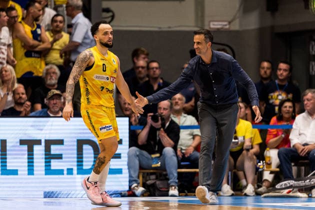 Barmer 2. Basketball Bundesliga ProA Playoffs Halbfinale Spiel 3, Phoenix Hagen - Eisbären Bremerhaven; 26.05.2026 Marcus Graves (Phoenix Hagen, 0) und Chris Harris (Head Coach Phoenix Hagen) klatschen ab BARMER 2. Basketball Bundesliga ProA Playoffs Halbfinale Spiel 3, Phoenix Hagen - Eisbären Bremerhaven; Hagen, Ischelandhalle am 26.05.2026 Copyright: xBEAUTIFULxSPORTS Wunderlx