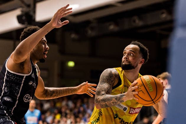Barmer 2. Basketball Bundesliga ProA Playoffs Halbfinale Spiel 3, Phoenix Hagen - Eisbären Bremerhaven; 26.05.2026 Jordan Samare (Eisbären Bremerhaven, 4), Marcus Graves (Phoenix Hagen, 0) am Ball BARMER 2. Basketball Bundesliga ProA Playoffs Halbfinale Spiel 3, Phoenix Hagen - Eisbären Bremerhaven; Hagen, Ischelandhalle am 26.05.2026 Copyright: xBEAUTIFULxSPORTS Wunderlx