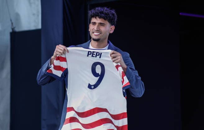 US Mens Team reveals their 2026 FIFA World Cup, WM, Weltmeisterschaft, Fussball roster Ricardo Pepim, player of United States, holds his jersey during the United States World Cup roster reveal in New York, New York USA, 26 May 2026. NEW YORK NEW YORK UNITED STATES  Copyright: xKENAxBETANCURx