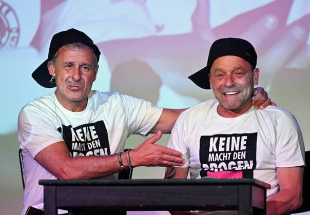 26.05.2026 ,xophax, Köln , Cologne,Fussball , Fussballer Pierre Littbarski .Litti macht Theater, Volksbühne am Rudolfplatz. Pierre Littbarski und Thomas Häßler , rechts auf der Bühne. Koeln