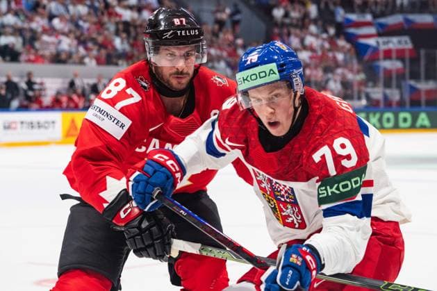 FRIBOURG, FRIBOURG - MAY 26: Sidney Crosby of Canada battles with Tomas Galvas of Czech Republic during the 2026 IIHF World Championship, WM, Weltmeisterschaft match between Czech Republic and Canada at BCF Arena on May 26, 2026 in Fribourg, Fribourg, Switzerland. Copyright: xLivioxBaeriswylx xSPPx Sportspressphoto_SPR155001
