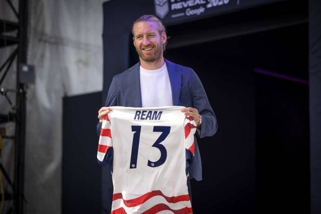 RECORD DATE NOT STATED U.S. Men™s national team, Nationalteam World Cup Roster Reveal Tim Ream, player of United States, poses with his jersey during the United States World Cup roster reveal on May 26, 2026 in New York City.(Foto: William Volcov Brazil Photo Press IMAGO) Sports NEW YORK NY United States Copyright: xWILLIAMxVOLCOVx