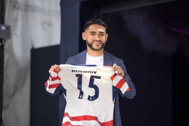 RECORD DATE NOT STATED U.S. Men™s national team, Nationalteam World Cup Roster Reveal USA s midfielder Cristian Roldan poses with his jersey during the announcement of the The US Men s National Team s 2026 World Cup roster is announced in New York, on May 26, 2026.(Foto: William Volcov Brazil Photo Press IMAGO) Sports NEW YORK NY United States Copyright: xWILLIAMxVOLCOVx