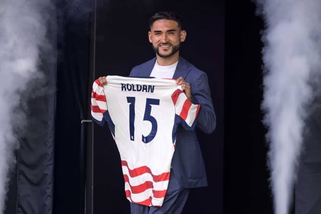RECORD DATE NOT STATED U.S. Men™s national team, Nationalteam World Cup Roster Reveal USA s midfielder Cristian Roldan poses with his jersey during the announcement of the The US Men s National Team s 2026 World Cup roster is announced in New York, on May 26, 2026.(Foto: William Volcov Brazil Photo Press IMAGO) Sports NEW YORK NY United States Copyright: xWILLIAMxVOLCOVx