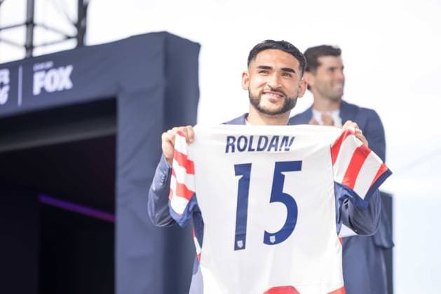 RECORD DATE NOT STATED U.S. Men™s national team, Nationalteam World Cup Roster Reveal USA s midfielder Cristian Roldan poses with his jersey during the announcement of the The US Men s National Team s 2026 World Cup roster is announced in New York, on May 26, 2026.(Foto: William Volcov Brazil Photo Press IMAGO) Sports NEW YORK NY United States Copyright: xWILLIAMxVOLCOVx