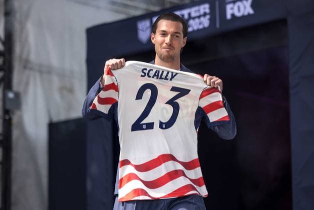 May 26, 2026, New York, Ny, United States: The US Men s national team, Nationalteam s (USMNT) defender Joe Scally poses with his jersey during the announcement of the USMNT 2026 World Cup roster in New York, on May 26, 2026. New York United States - ZUMAv122 20260526_aap_v122_068 Copyright: xWilliamxVolcovx