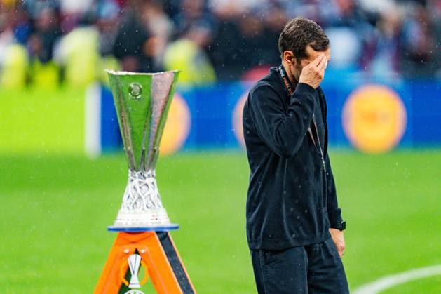 20.05.2026, SC Freiburg vs. Aston Villa, UEFA Europa League Finale, Final Matchday Julian Schuster (SC Freiburg, Chef-Trainer) läuft am UEFA CUP vorbei Pokal Trophäe Objekt Copyright: xBahhoxKarax