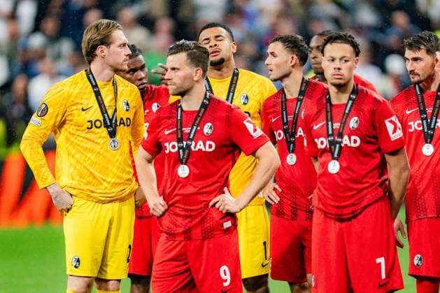 20.05.2026, SC Freiburg vs. Aston Villa, UEFA Europa League Finale, Final Matchday Julian Schuster (SC Freiburg, Chef-Trainer) Nicolas Höfler (SC Freiburg, 23) Kiliann Sildilla (SC Freiburg, 25) Noah Atubolu (SC Freiburg, 1) Florian Müller (SC Freiburg, 21) Lucas Höler (SC Freiburg, 9) unzufrieden enttäuscht Copyright: xBahhoxKarax