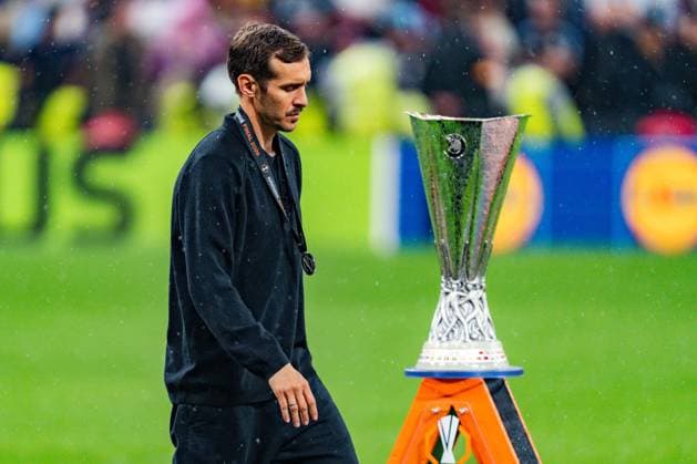 20.05.2026, SC Freiburg vs. Aston Villa, UEFA Europa League Finale, Final Matchday Julian Schuster (SC Freiburg, Chef-Trainer) läuft am UEFA CUP vorbei Pokal Trophäe Objekt Copyright: xBahhoxKarax