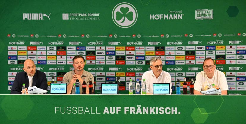 27.05.2026 - SpVgg Greuther Fürth Fuerth - - Medientermin Pressetermin - Vorstellung neuer Geschäftsführer - - von links : Holger Schwiewagner (kaufm. Geschäftsführer SpVgg Greuther Fürth ) Daniel Meyer ( Geschäftsführer Sport SpVgg Greuther Fürth ) Peter Köhr (Aufsichtsratsvorsitzender SpVgg Greuther Fürth ) Volker Heißmann Heissmann ( Präsident SpVgg Greuther Fürth eV , Mitglied Aufsichtsrat SpVgg Greuther Fürth )