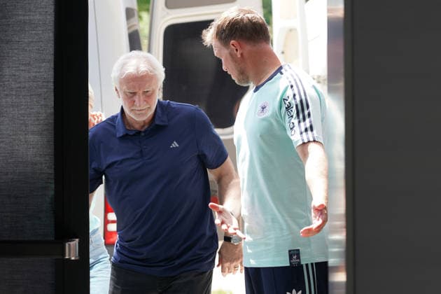 Bundestrainer Julian Nagelsmann und Sportdirektor Rudi Völler (Deutschland Germany) kommen in den Pressekonferenzsaal - Herzo Base 27.05.2026: Deutsche Nationalmannschaft, Trainingslager zur WM-Vorbereitung, Home Ground, HerzoBase, World of Adidas, Herzogenaurach