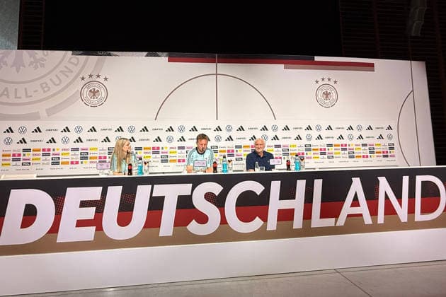 Bundestrainer Julian Nagelsmann und Sportdirektor Rudi Völler (Deutschland Germany) bei der Eröffnungspressekonferenz des WM-Trainingslagers - Herzo Base 27.05.2026: Deutsche Nationalmannschaft, Trainingslager zur WM-Vorbereitung, Home Ground, HerzoBase, World of Adidas, Herzogenaurach
