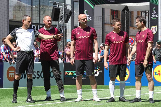 UEFA Conference League Finale: Legends Match beim Fan-Festival Leipzig, 27.05.26 In Rot von links: beim Perry Bräutigam, Sebastian Heidinger, Dominik Kaiser, Gaizka Mendieta beim Legends Match beim Fan-Festival auf dem Marktplatz Leipzig, anlässlich des UEFA Conference League Finals, 27.05.26. Copyright: xBEAUTIFULxSPORTS JanxKaeferx