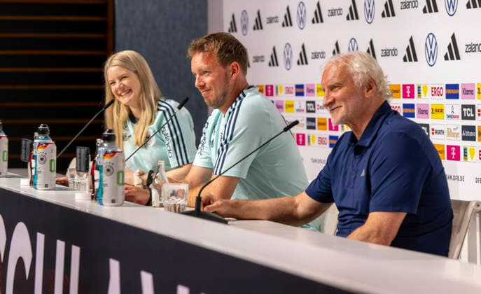 27.05.2026, Fussball DFB-Nationalmannschaft Deutschland, Trainingslager vor der WM, Auftakt-Pressekonferenz im Medienzentrum HALFTIME bei ADIDAS, in Herzogenaurach. Trainer Julian Nagelsmann (mitte, Deutschland) und Sportdirektor Rudi Völler (re, Deutschland) beantworten die Fragen der Journalisten, li: DFB-Pressesprecherin Franziska Wülle.