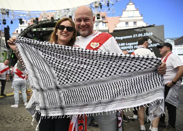 Ahead of Crystal Palace v Rayo Vallecano - UEFA Conference League Final LEIPZIG, GERMANY - MAY 27: Supporters of England s Crystal Palace and Spain s Rayo Vallecano gather in the fan zone set up at Marktplatz ahead of the UEFA Conference League final in Leipzig, Germany, on May 27, 2026. Halil Sagirkaya Anadolu Leipzig Germany. Editorial use only. Please get in touch for any other usage.  Copyright: x2026xAnadoluxHalilxSagirkayax