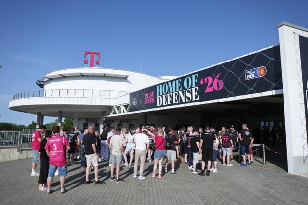 Telekom Dome von außen (aussen) vor dem Spiel Telekom Baskets Bonn vs. Fitness First Würzburg (Wuerzburg) Baskets Playoffs Viertelfinale Spiel 5 - Saison 2025 26