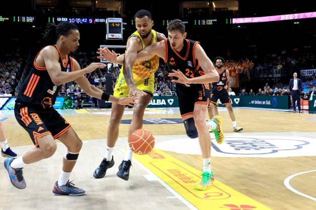 DEU, easyCredit BBL, ALBA vs. Rasta Vechta, 27.05.2026, Uber-Arena, Berlin, DEU, easyCredit BBL, ALBA vs. Rasta Vechta, im Bild Norris Agbakoko (ALBA Berlin 17), Tibor Pleiss (RASTA Vechta 22), Alonzo Verge jr. (RASTA Vechta 11)