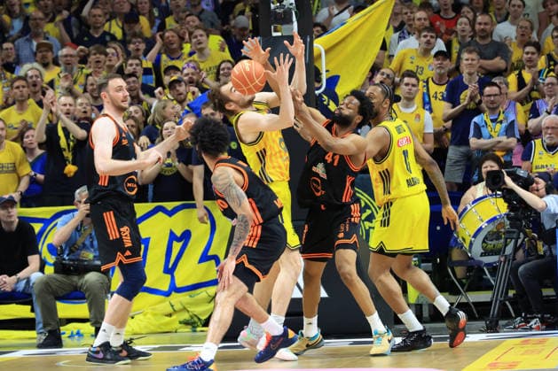 DEU, easyCredit BBL, ALBA vs. Rasta Vechta, 27.05.2026, Uber-Arena, Berlin, DEU, easyCredit BBL, ALBA vs. Rasta Vechta, im Bild MALTE DELOW (ALBA Berlin 6), Lloyd Pandi (RASTA Vechta 41)