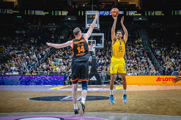 Basketball Berlin 27.05.2026 Saison 2025 2026 EasyCredit BBL 1. Bundesliga Männer, Herren Playoffs Viertelfinale Spiel 5 Alba Berlin - RASTA Vechta Michael Rataj (Alba Berlin, No.21) Philipp Herkenhoff (Vechta, No.14)