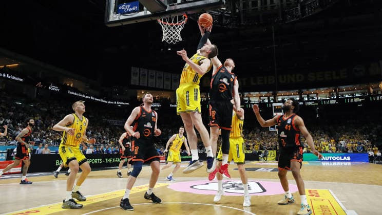 Justin Bean, Luc van Slooten Zweikampf Spielszene Aktion Basketball BBL Bundesliga Herren Play Off Viertelfinale 5.Spiel Saison 2025 2026 27.05.2026 ALBA Berlin vs SC Rasta Vechta
