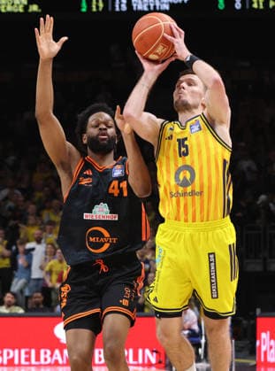 Lloyd Pandi, Martin Hermannsson am Ball Zweikampf Spielszene Aktion Basketball BBL Bundesliga Herren Play Off Viertelfinale 5.Spiel Saison 2025 2026 27.05.2026 ALBA Berlin vs SC Rasta Vechta