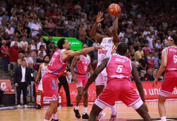 Johnathan Stove (Würzburg) wirft gegen Joel Aminu (Bonn, L), Bonn, Deutschland, 27.05.2026, Basketball Bundesliga, 5. Viertelfinale, Telekom Baskets Bonn vs Fitness First Würzburg Baskets