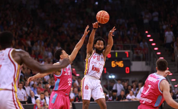 Davion Mintz (Würzburg) wirft neben Joel Aminu (Bonn), Bonn, Deutschland, 27.05.2026, Basketball Bundesliga, 5. Viertelfinale, Telekom Baskets Bonn vs Fitness First Würzburg Baskets