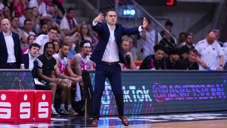 27.05.2026, xydrx, Basketball, easyCredit Basketball Bundesliga, Playoffs, Viertelfinale Spiel 5, Telekom Baskets Bonn - Fitness First Würzburg Baskets, Telekom Dome Bonn: Marko Stankovic (Cheftrainer Telekom Baskets Bonn) gestikulierend Copyright: HMBxMedia YannisxDreimann