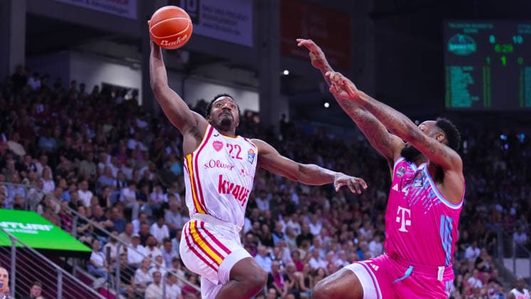 27.05.2026, xydrx, Basketball, easyCredit Basketball Bundesliga, Playoffs, Viertelfinale Spiel 5, Telekom Baskets Bonn - Fitness First Würzburg Baskets, Telekom Dome Bonn: Johnathan Stove (Fitness First Wuerzburg Baskets, 22) Jeff Garrett Jr. (Telekom Baskets Bonn, 4) Copyright: HMBxMedia YannisxDreimann