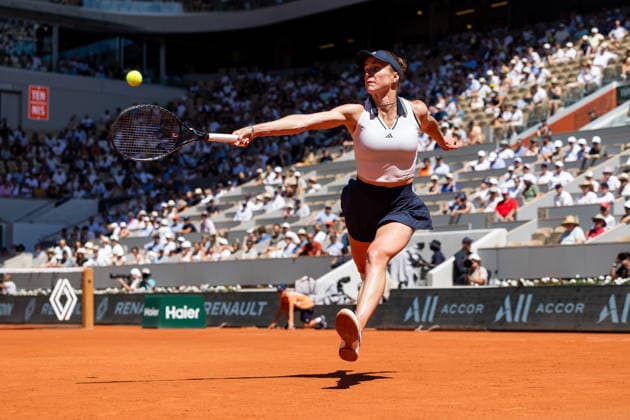 Paris, France - May 27: Elina Svitolina of Ukraine with a backhand against Kaitlin Quevedo of Spain during Day Four of the 2026 French Open at Roland Garros on May 27, 2026 in Paris, France. (Photo by Pauline FIGUET SPP) Copyright: xPaulinexFIGUETx xSPPx Sportspressphoto_SPR155499