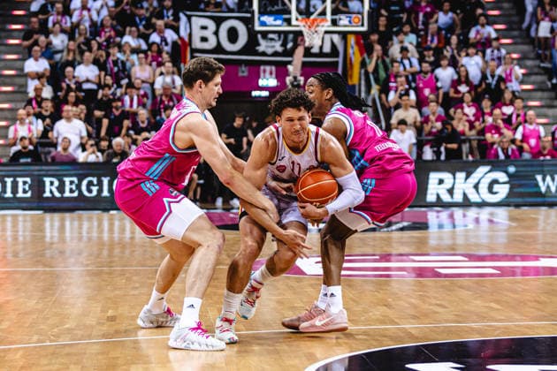 easyCredit Basketball Bundesliga, 5. Playoff-Viertelfinale: Telekom Baskets Bonn vs. Fitness First Baskets Würzburg, 27.05.2026 Augen zu und durch: Brae Ivey (Würzburg 11) gegen Jalen Finch (Telekom Baskets Bonn 0) und Patrick Heckmann (Telekom Baskets Bonn 33) - easyCredit Basketball Bundesliga, 5. Playoff-Viertelfinale: Telekom Baskets Bonn vs. Fitness First Baskets Würzburg, 27.05.2026, Telekom Dome Bonn Copyright: xBEAUTIFULxSPORTS Derixx